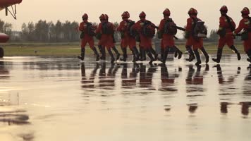 应急消防直升机森林救火演练空镜2