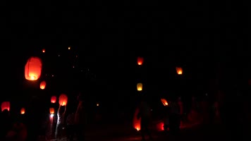 人群齐放孔明灯