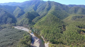 航拍安徽宣城泾县月亮湾的青山绿水