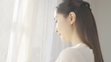 4K早起美女拉开窗帘享受清晨阳光