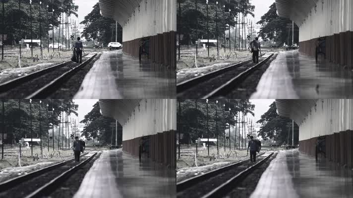 男子在铁路上行走