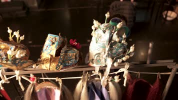 4K演出幕后工作人员整理盔头装扮2