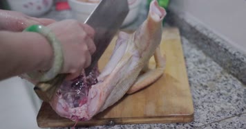 家庭厨房灶火烧烤鸡毛砍鸡分鸡清洗4k实拍 家庭厨房灶火烧烤鸡毛砍鸡分鸡清洗4k实拍