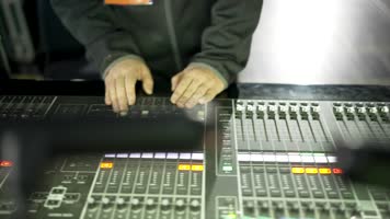 4K舞台剧开场前舞美灯光音响调试工作