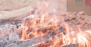 干柴烈火猛烈篝火炭火围坐烤火焰烟4k实拍