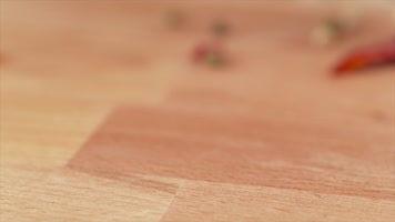 精致高速实拍干果浆果落在桌面