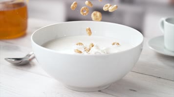 精致实拍牛奶与各种麦片坚果结合视频