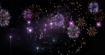 高空穿梭烟花绽放