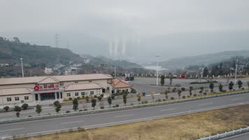 贵州发耳服务区和远处电厂浓烟污染 贵州发耳服务区和远处电厂浓烟污染
