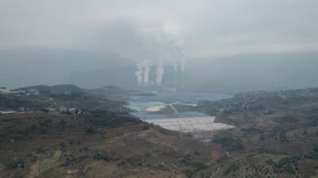 云贵交界贵州发耳地区大烟囱排放浓烟雾霾 云贵交界贵州发耳地区大烟囱排放浓烟雾霾