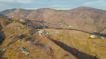 金秋季节隐藏在中国西南山区的高速公路