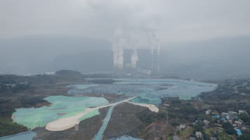 云贵交界贵州发耳地区大烟囱排放浓烟滚滚 云贵交界贵州发耳地区大烟囱排放浓烟滚滚