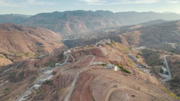金秋季节掩隐在西南山区黄土高原的高速公路