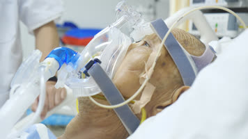 医院重症监护室ICU护理患者