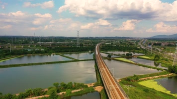 飞驰行驶中的高铁动车