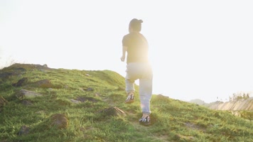 女生山顶户外运动逆光奔跑背影登山锻炼身体 女生山顶户外运动逆光奔跑背影登山锻炼身体