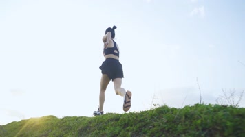 大气女生户外运动登山锻炼山顶跑步勇攀高峰 大气女生户外运动登山锻炼山顶跑步勇攀高峰