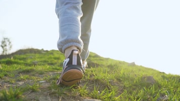 草地逆光奔跑脚步特写户外运动健身团队精神 草地逆光奔跑脚步特写户外运动健身团队精神