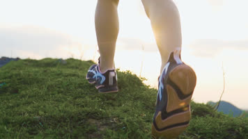 女生户外运动健身逆光跑步特写逆光脚步登山 女生户外运动健身逆光跑步特写逆光脚步登山