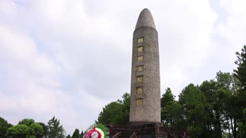 红色教育:在烈士纪念塔前宣誓 红色教育:在烈士纪念塔前宣誓