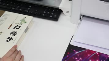 看书籍  读三国演义  (1)