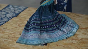 布依族刺绣服装