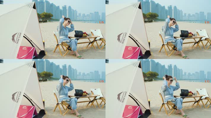 沙滩上快乐的女生