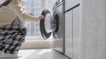 放衣服进洗衣机