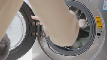 放衣服进洗衣机