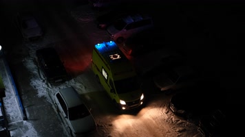 救护车开着闪光灯