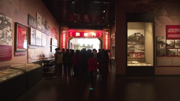 馆内参观的人 馆内参观的人