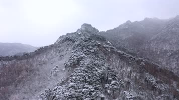 航拍雪中的山脊