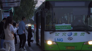 上班族城市生活公交车站上下公交车的人群