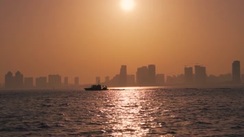 日落城市风光游轮通过海峡