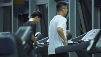 跑步机健身房跑步健身年轻人 跑步机健身房跑步健身年轻人