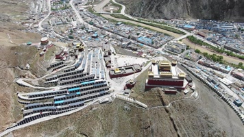 航拍青海玉树市区结古寺藏传佛教