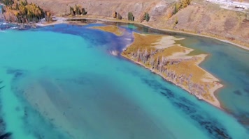 航拍新疆北疆阿勒泰喀纳斯卧龙湾秋景