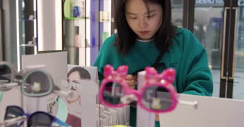 现代文艺年轻时尚购物买太阳眼镜 墨镜眼镜