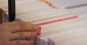 现代书店看书翻页年轻人练习册学习法律条例