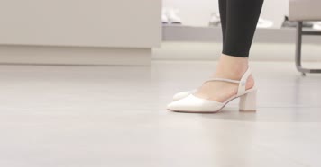 换季折扣大促年轻时尚购物逛商场买衣服鞋子