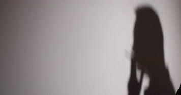 男人抽烟剪影压力大忧伤失落寂寞伤感 4k