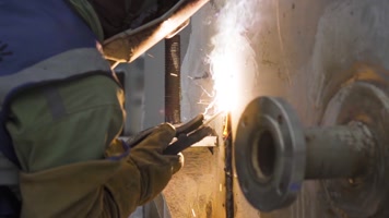 电焊工工地施工电焊闪光