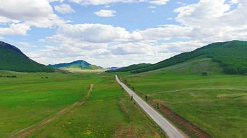 4K航拍呼伦贝尔草原曲折道路