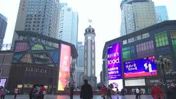 重庆 解放碑 高楼大厦 广告大屏 逛街 商业区 奢侈品店 市民 疫情前 游客