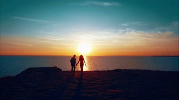 情侣在海边牵手亲吻