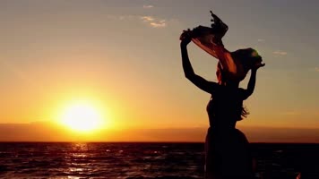 4k升格夕阳下女生背影剪影唯美人文意境夕阳下奔跑