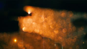 夜晚下雨车窗雨滴光晕唯美光斑4k视频素材