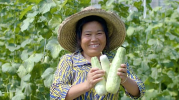 农民丰收喜悦笑脸