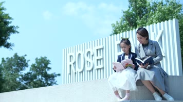 妈妈陪孩子一起读书-阳光下看书-陪读