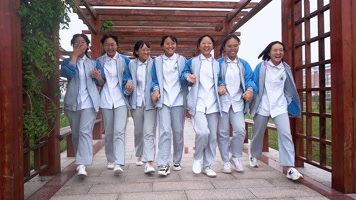 洋溢着笑脸的中学生